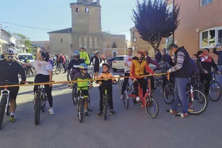Un centenar de personas participan en el XVIII Marcha de la bici solidaria de Villoria