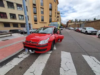 Un varón de 35 años acaba en el Hospital después de que un vehículo arranque la puerta de su coche en la calle Príncipe de Vergara justo cuando estaba saliendo