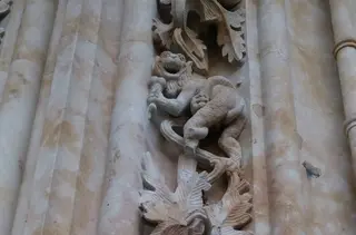 Detalle del diablo comiendo helado de la Catedral de Salamanca, con una de sus patas rota desde hace meses. UPL