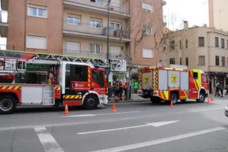 GALERÍA | Los Bomberos acuden hasta María Auxiliadora por un fuerte olor a gas