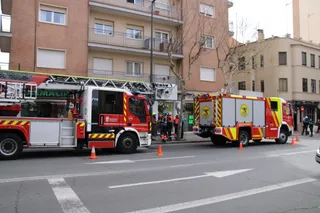 GALERÍA | Los Bomberos acuden hasta María Auxiliadora por un fuerte olor a gas