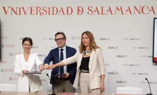 De izquierda a derecha: la ministra de Juventud e Infancia, Sira Rego; el rector de la USAL, Juan Manuel Corchado; y Sara Serrate, profesora y codirectora de la Cátedra Educación, Infancia y Juventud del Centro de Transferencia Socioeducativa. / Raquel J. Santos (Comunicación USAL)