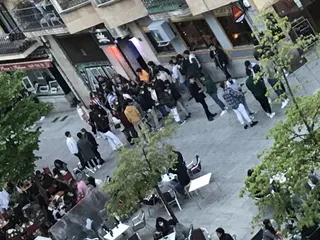 Quejas de vecinos por la "impunidad" de las personas que no cumplen con las normas COVID en la plaza de la Reina