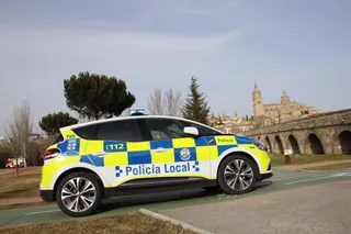 Policía local en el puente romano. Foto de archivo.