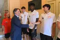 Carlos García Carbayo saluda a un jugador de la selección española sub-18 de baloncesto