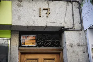 Archivo - Cartel de una vivienda en venta - Jesús Hellín - Europa Press - Archivo