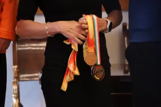 La concejala de Deportes, Almudena Parres, recibe a una representación del atletismo salmantino en homenaje a los éxitos cosechados durante este año