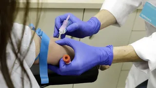 EuropaPress 3180879 trabajador sanitario extrae sangre paciente realizar test serologico igmigg 20200604173009 khOD U481682370464zqB 992x558@LaVanguardia Web