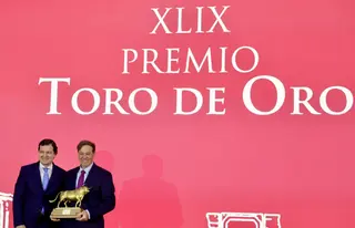 Alfonso Fernández Mañueco y Justo Hernández en la entrega del XLIX premio Toro de Oro | David Arranz
