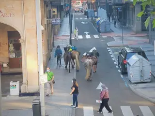 Cruzando Salamanca para llegar a Santiago, en la mañana de este miércoles, 9 de junio.