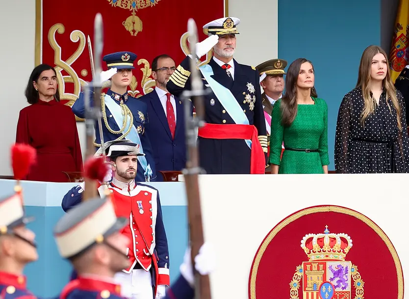 Acto solemne de homenaje a la bandera nacional y al desfile militar con ocasión del dí­a de la Fiesta Nacional.