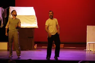 Los Absurdos Teatro convence al Liceo con 'Demasiado al Este es el Oeste’