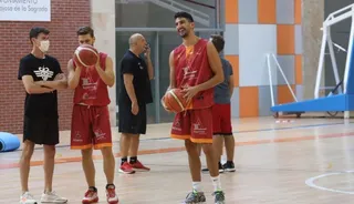 Carlos Hidalgo y Juanpe Jiménez, en un entrenamiento del CD Carbajosa Basket / FOTO SALAMANCA24HORAS.COM