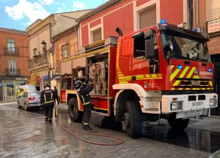 Un coche se incendia en la Plaza de España de Salamanca