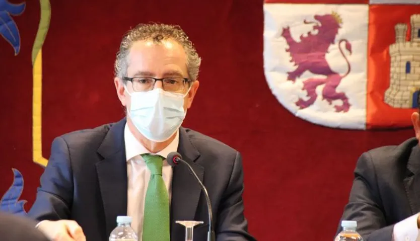 El delegado territorial, Eloy Ruiz, junto al gerente de Atención Primaria y la jefa del Servicio Territorial de Sanidad, presenta la campaña de vacunación frente a la gripe para este año en Salamanca
