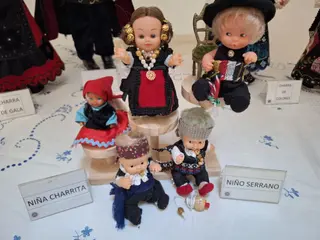 Exposición muñecas charras elaboradas a mano por M Carmen Vicente en Santa Marta (1)