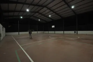 La pista cubierta de Carrascal de Barregas estrena luminarias