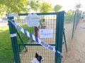 Imagen del pipican con una cinta de la Policía Local y un cartel informativo de su situación