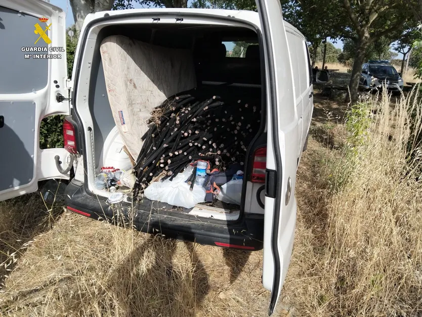 Furgoneta con cobre incautada por la Guardia Civil en Lumbrales
