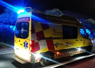 Ambulancia de noche en carretera. Foto de archivo