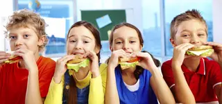 Niños comiendo el bocadillo en el recreo