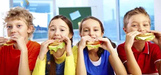 Niños comiendo el bocadillo en el recreo