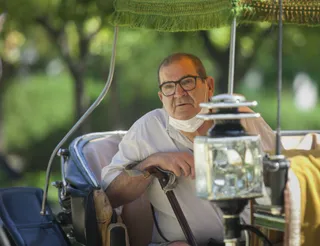 Manuel, un usuario del hogar Hospital de la Caridad durante el paseo ofrecido gratuitamente por cocheros de caballos de Sevilla a ancianos residentes en el hogar. En Sevilla, (Andalucía, España), a