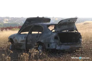 Coche calcinado al lado del cementerio de Tejares 4