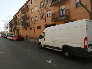 FOTODENUNCIA | La avenida de Salamanca en la que los aparcamientos son en batería pero algunos coches aparcan en línea