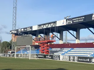 Instalación de la estructura fija de los videomarcadores del Reina Sofía | FOTO SERGIO VILLARDÓN