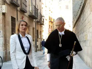 Imagen de archivo de Rocío Lucas junto al rector de la USAL a las puertas del Edificio Histórico de la Universidad