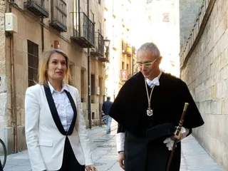 Imagen de archivo de Rocío Lucas junto al rector de la USAL a las puertas del Edificio Histórico de la Universidad