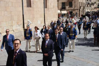 La Corporación Municipal sale en comitiva del Ayuntamiento de Salamanca hacia la Catedral Nueva