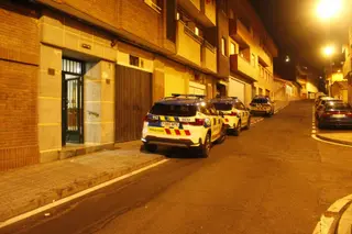 Policía Local durante la intervención en la calle La Flor, en el barrio de Pizarrales este sábado.