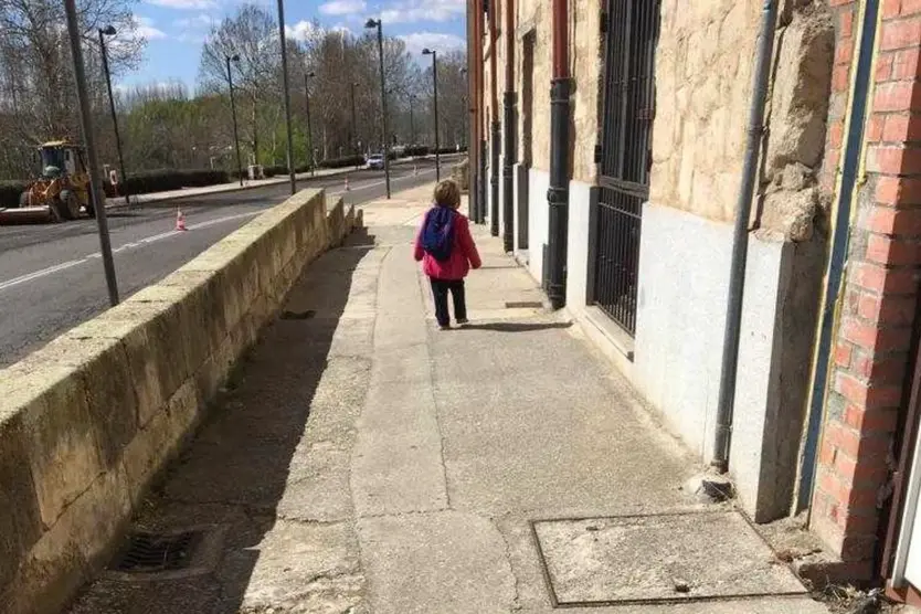Situación en la que está el pavimento de la ribera del puente de Salamanca