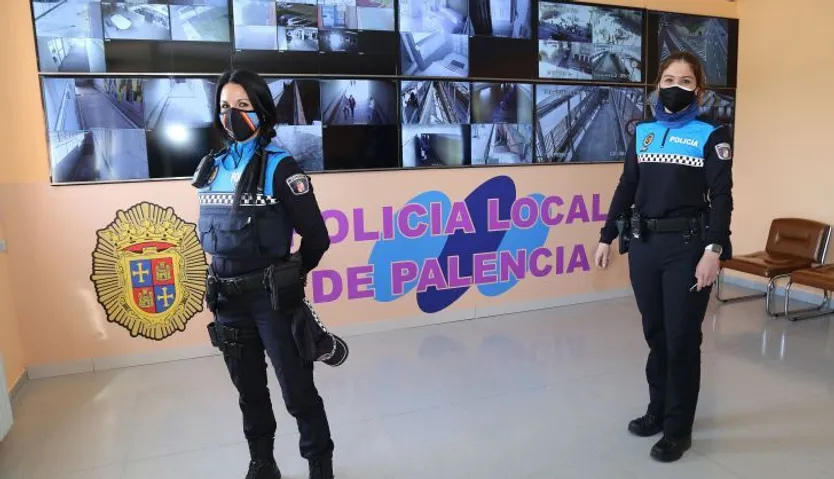 Las policías locales palentinas Sandra y Esther en el cuartel de la policía de Palencia. FOTO ICAL