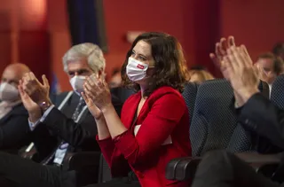 Ayuso ganaría las elecciones al doblar sus escaños y podría gobernar con apoyo de Vox, según un sondeo de 'El País'