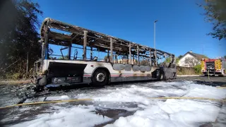 GALERÍA | Incendio de un autobús en los almendros