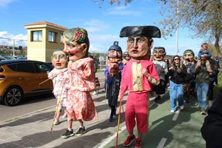 Cabezudos en el parque de la Aldehuela por el Lunes de Aguas.