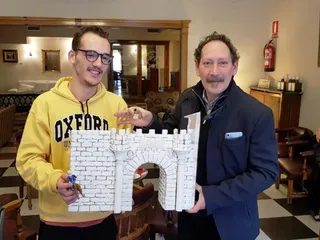 Vicente (derecha) y Carlos junto con la maqueta., uno de los clicks y el cañón 1200x900