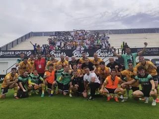 Jugadores, cuerpo técnico y afición de Unionistas celebran la victoria de Ceuta | FOTO UNIONISTAS CF