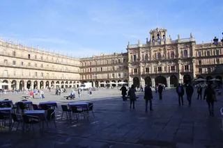 Gente paseando por la Plaza Mayor, imagen de archivo