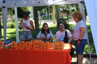 El concejal de Participación Social, Roberto Martín, asiste a la celebración de una nueva edición de la campaña ‘Mójate por la Esclerosis Múltiple’ de ASDEM. | Belén Hurtado