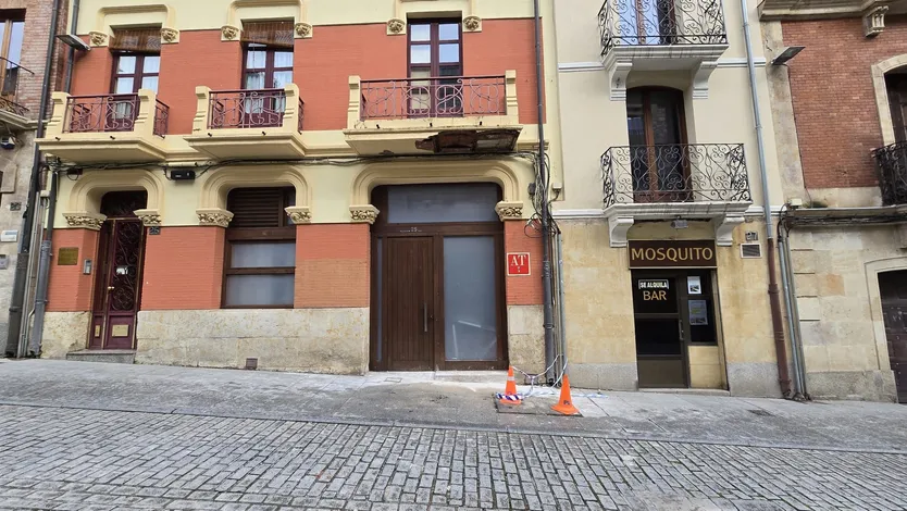 Se desprende parte de la base de un balcón en la calle Palominos
