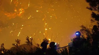 Sin llamas, el fuego de El Hornillo continúa activo y tardará en extinguirse