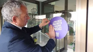 Nicanor Sen coloca un punto violeta en la sede de la Delegación del Gobierno en Castilla y León