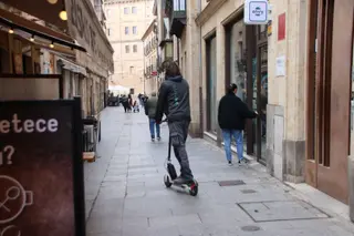 Un joven con un patinete electrónico por las calles del centro de Salamanca | Andrea Mateos
