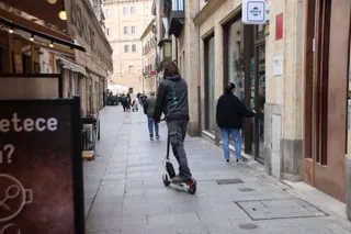 Un joven con un patinete electrónico por las calles del centro de Salamanca | Andrea Mateos