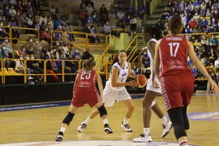 Cazorla, en una acción ante MBA Moscow / FOTO SALAMANCA24HORAS.COM