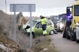 Accidente frontal entre dos turismos en Aldeatejada (4)